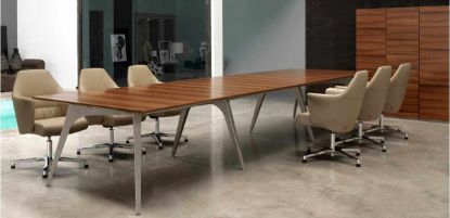 Tavolo riunioni in legno con piano impiallacciato in vero Noce Nazionale e struttura in acciaio verniciato Titanio, dimensioni 480 x 120 x 74 h cm, ideale per sale riunioni direzionali e ambienti ufficio di rappresentanza.