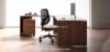 Scrivania angolare Ufficiostile® in pronta consegna composta da scrivania da 160 x 80 x 74,5 cm con piano spessore 25 mm in pannello truciolare ecologico FSC® rivestito in melaminico antiriflesso, allungo laterale da 120 x 60 x 74,5 cm, cassettiera su ruote da 42 x 56 x 60 cm con tre cassetti e serratura, bordi in ABS 2 mm, fianchi con piedini livellatori e finiture disponibili rovere Portofino, bianco e noce Stelvio.