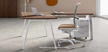 Composizione operativa Ufficiostile® con scrivania da 140 x 80 x 73 cm, allungo laterale da 120 x 60 x 73 cm e ingombro complessivo 140 x 200 x 73 cm, piani in conglomerato ligneo Classe E1 spessore 25 mm rivestiti in melaminico antiriflesso, struttura metallica inclinata a cavalletto in acciaio 70 x 30 mm verniciato a polveri epossidiche, travi sottopiano 30 x 30 mm e cassettiera su ruote da 42 x 56 x 60 cm con tre cassetti, serratura centralizzata e bordi in ABS.