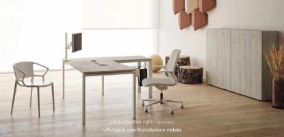 Composizione ufficio Ufficiostile® con scrivania da 160 x 80 x 73 cm, allungo laterale coordinato da 80 x 60 cm e ingombro complessivo 160 x 160 x 73 cm, piano in melaminico spessore 25 mm, struttura metallica a ponte in acciaio 70 x 30 mm verniciato a polveri epossidiche, e libreria media da 180 x 45 x 127 cm con quattro ante battenti, serratura con chiave pieghevole antinfortunistica e quattro ripiani interni.