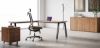 Composizione operativa Ufficiostile® con scrivania da 180 x 80 cm, allungo laterale da 120 cm e ingombro complessivo 180 x 200 x 75 cm, piano spessore 25 mm in melaminico Classe E1, struttura metallica inclinata in acciaio tubolare verniciato, cassettiera su ruote da 42 x 56 x 60 cm con tre cassetti e serratura, e libreria bassa da 180 x 45 x 85 cm con quattro ante e top di finitura.
