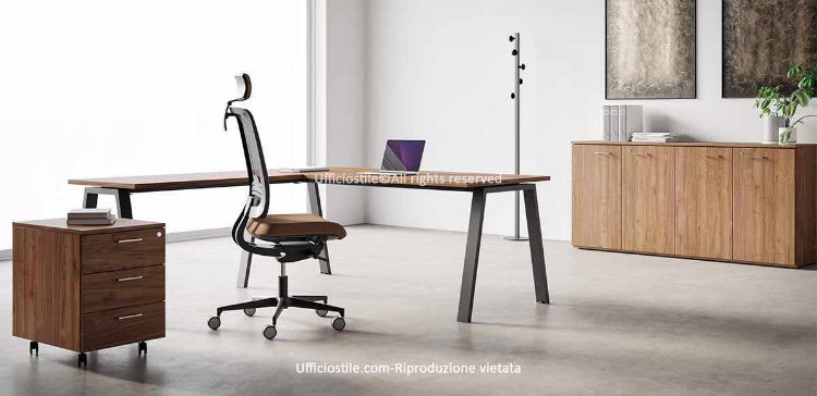Composizione operativa Ufficiostile® con scrivania da 180 x 80 cm, allungo laterale da 120 cm e ingombro complessivo 180 x 200 x 75 cm, piano spessore 25 mm in melaminico Classe E1, struttura metallica inclinata in acciaio tubolare verniciato, cassettiera su ruote da 42 x 56 x 60 cm con tre cassetti e serratura, e libreria bassa da 180 x 45 x 85 cm con quattro ante e top di finitura.