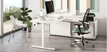 Scrivania canalizzata con piano da 140 x 80 cm, barra sottopiano per gestione cavi e sportello sul piano per salita cavi, abbinata a mobile portante da 165 x 65 cm con ante scorrevoli, chiusura centralizzata, vano porta PC, griglia di aerazione alla base e sportellino sul top per il passaggio dei cavi.