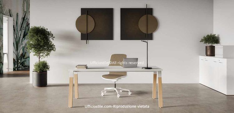 Composizione operativa Ufficiostile® con scrivania da 180 x 80 x 73 cm, piano bianco in conglomerato ligneo Classe E1 spessore 25 mm rivestito in melaminico antigraffio, struttura metallo-legno con cavalletto in acciaio tubolare e gambe in legno massello di faggio, abbinata a libreria bassa da 180 x 45 x 85 cm con quattro ante battenti, serratura con chiave pieghevole antinfortunistica, due ripiani interni e top di finitura.