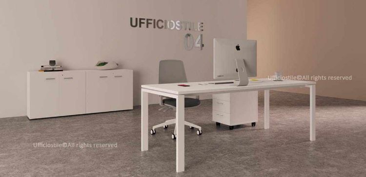 Composizione operativa in finitura bianca con scrivania da 160 x 80 cm, piano in melaminico antigraffio spessore 25 mm, struttura metallica a ponte verniciata a polveri epossidiche e due armadi bassi modulari da 90 x 45 x 85 cm ciascuno, con due ante battenti in melaminico, serratura, maniglie ergonomiche e piedini regolabili.