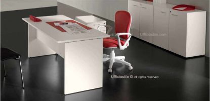 Composizione Ufficiostile Linea 01 Comp. D in pronta consegna e offerta speciale, composta da scrivania pannellata da 140 x 80 x 72 cm disponibile nelle finiture bianco, rovere chiaro e noce Stelvio, cassettiera su ruote da 42 x 56 x 60 cm con tre cassetti e serratura simultanea, e libreria contenitore da 180 x 45 x 82 cm con quattro ante.