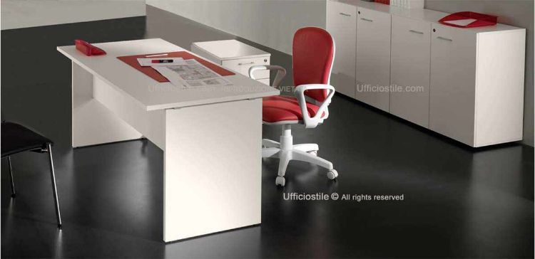 Composizione Ufficiostile Linea 01 Comp. D in pronta consegna e offerta speciale, composta da scrivania pannellata da 140 x 80 x 72 cm disponibile nelle finiture bianco, rovere chiaro e noce Stelvio, cassettiera su ruote da 42 x 56 x 60 cm con tre cassetti e serratura simultanea, e libreria contenitore da 180 x 45 x 82 cm con quattro ante.