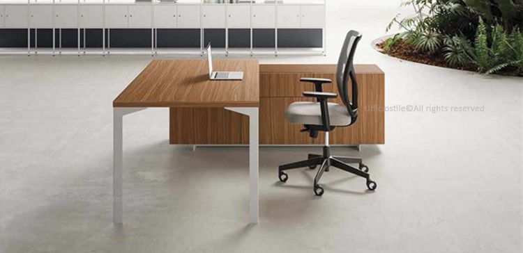 Scrivania da 160 cm con piano di lavoro in conglomerato ligneo spessore 38 mm rivestito in melaminico nelle finiture noce “Maroncelli”, rovere chiaro o rovere naturale, bordi perimetrali in ABS da 2 mm e mobile di servizio portante composto da due moduli con ante e un modulo con cassetti.