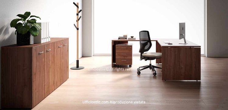 Composizione operativa Ufficiostile® con scrivania pannellata da 180 x 80 x 75 cm, allungo laterale da 120 x 60 x 75 cm con fianco pannellato, cassettiera su ruote da 42 x 56 x 60 cm con tre cassetti e serratura centralizzata, e armadio basso da 180 x 45 x 85 cm con quattro ante battenti con serratura, realizzati in conglomerato ligneo spessore 25 mm rivestito in melaminico antigraffio Classe E1 con bordi in ABS.