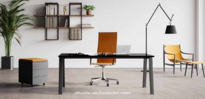 Composizione Ufficiostile® con scrivania da 160 x 80 x 73 cm, piano in vetro temperato retroverniciato spessore 10 mm disponibile in bianco, noce Stelvio o rovere chiaro, struttura a cavalletto inclinato in acciaio tubolare verniciato, cassettiera metallica su ruote da 42 x 53 x 55 cm con tre cassetti e serratura, e libreria sospesa a parete da 202 x 42 x 124 cm con colonne e mensole spessore 30 mm.