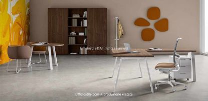 Composizione ufficio completa Ufficiostile® con scrivania angolare da 180 x 80 cm con allungo laterale 120 x 60 cm e ingombro complessivo 180 x 200 x 73 cm, libreria alta modulare da 270 x 45 x 213 cm con quattro ante con serratura e vani a giorno, cassettiera metallica su ruote da 42 x 56 x 60 cm con tre cassetti e serratura centralizzata, e tavolo riunione tondo diametro 120 cm con piano in melaminico spessore 25 mm.