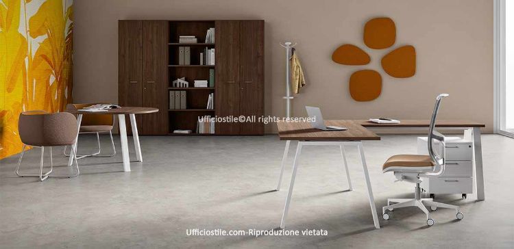 Composizione ufficio completa Ufficiostile® con scrivania angolare da 180 x 80 cm con allungo laterale 120 x 60 cm e ingombro complessivo 180 x 200 x 73 cm, libreria alta modulare da 270 x 45 x 213 cm con quattro ante con serratura e vani a giorno, cassettiera metallica su ruote da 42 x 56 x 60 cm con tre cassetti e serratura centralizzata, e tavolo riunione tondo diametro 120 cm con piano in melaminico spessore 25 mm.