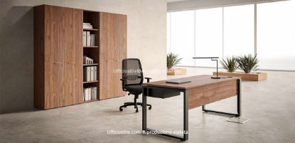 Composizione ufficio coordinata con scrivania da 160 x 80 cm e dimensioni totali 210 x 181,5 x 74 cm, struttura metallica ad anello, modesty panel, cassettino sottopiano in metallo con serratura e libreria alta combinata da 225 x 45 x 213 cm composta da due moduli con ante e ripiani interni e una libreria a giorno centrale.