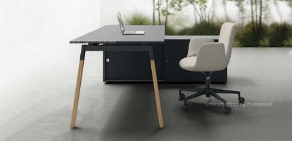 Scrivania con mobile di servizio portante, composta da piano in conglomerato ligneo rivestito in melaminico, gambe a cavalletto bicolore in massello rivestito in rovere naturale e metallo verniciato, e mobile contenitore con due ante scorrevoli monofacciali in conglomerato ligneo nero opaco soft touch.