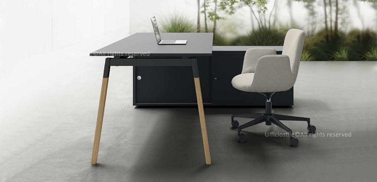 Scrivania con mobile di servizio portante, composta da piano in conglomerato ligneo rivestito in melaminico, gambe a cavalletto bicolore in massello rivestito in rovere naturale e metallo verniciato, e mobile contenitore con due ante scorrevoli monofacciali in conglomerato ligneo nero opaco soft touch.
