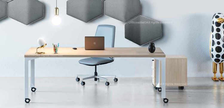 Scrivania da 180 x 80 cm con piano di lavoro in conglomerato ligneo spessore 38 mm rivestito in melaminico nelle finiture bianco, noce “Maroncelli” o rovere chiaro, bordi perimetrali in ABS da 2 mm e cassettiera coordinata in conglomerato ligneo o MDF rivestito in melaminico, disponibile in diverse finiture.