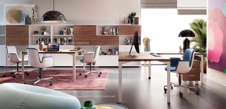 Composizione ufficio con scrivania con allungo laterale da 180 x 210 cm, piano in conglomerato ligneo spessore 38 mm rivestito in melaminico, gambe in lamiera piegata disponibili in diverse finiture, tavolo riunioni quadrato da 140 x 140 cm e modulo contenitore composto da tre librerie con scocca e ripiani in melaminico bianco, binari in alluminio anodizzato e ante scorrevoli in diverse finiture.