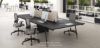 Tavolo bench da 440 x 166,5 cm con piani da 140 e 166,5 cm, frontal panel rivestiti in tessuto da 139 x 39 cm e struttura realizzata con pannelli in conglomerato ligneo spessore 25 mm rivestiti in melaminico, Made in Italy con certificazioni FSC®, GREENGUARD® e CARB Phase 2.