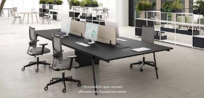 Tavolo bench da 440 x 166,5 cm con piani da 140 e 166,5 cm, frontal panel rivestiti in tessuto da 139 x 39 cm e struttura realizzata con pannelli in conglomerato ligneo spessore 25 mm rivestiti in melaminico, Made in Italy con certificazioni FSC®, GREENGUARD® e CARB Phase 2.