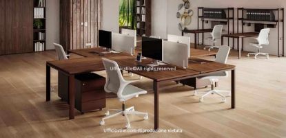 Bench operativo a isola Ufficiostile® per quattro postazioni, con dimensioni complessive 320 x 320 x 73 cm, composto da quattro piani da 160 x 80 cm spessore 25 mm in melaminico antigraffio Classe E1, struttura metallica a ponte in acciaio tubolare 70 x 30 mm verniciato a polveri epossidiche e quattro cassettiere metalliche su ruote da 42 x 53 x 55 cm con tre cassetti e serratura centralizzata.