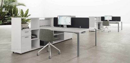 Tavolo bench a 2 postazioni da 160 x 136,5 cm, realizzato in conglomerato ligneo spessore 38 mm rivestito in melaminico bianco con bordi ABS da 2 mm e schermo frontale in melaminico, agganciato a due mobili contenitori alti 115 cm con vani attrezzabili, vani a giorno, cassetti interni, classificatore per cartelle sospese e serratura centralizzata.