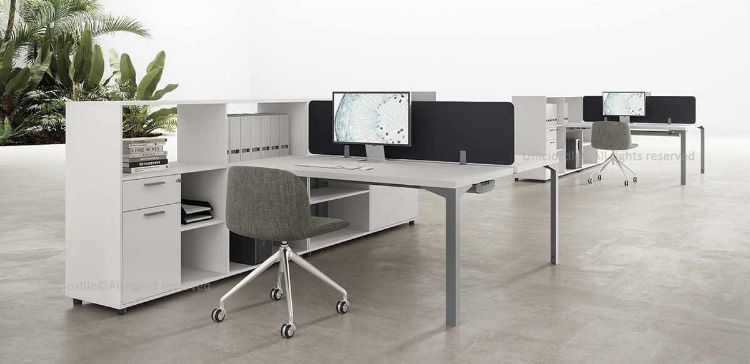 Tavolo bench a 2 postazioni da 160 x 136,5 cm, realizzato in conglomerato ligneo spessore 38 mm rivestito in melaminico bianco con bordi ABS da 2 mm e schermo frontale in melaminico, agganciato a due mobili contenitori alti 115 cm con vani attrezzabili, vani a giorno, cassetti interni, classificatore per cartelle sospese e serratura centralizzata.