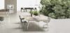 Bench operativo a 4 postazioni da 320x166,5x74 h cm con piani in conglomerato ligneo spessore 25 mm rivestiti in melaminico, gambe metalliche a cavalletto e binario centrale in alluminio anodizzato attrezzabile con supporti per accessori come le fioriere.
