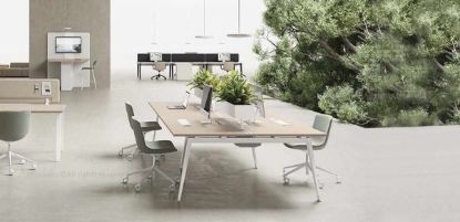 Bench operativo a 4 postazioni da 320x166,5x74 h cm con piani in conglomerato ligneo spessore 25 mm rivestiti in melaminico, gambe metalliche a cavalletto e binario centrale in alluminio anodizzato attrezzabile con supporti per accessori come le fioriere.