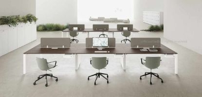 Bench operativo a 6 postazioni composto da 3 bench con top access integrati per ispezione dei cablaggi, pannelli frontali rivestiti in tessuto fonoassorbente fissati con morsetti in zama, schermi frontali, carter per le due gambe centrali con funzione passacavi e sei cassetti metallici con serratura agganciati ai piani.