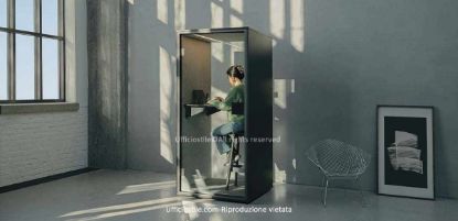 Cabina acustica singola per phone booth da 97 x 99 x 215 cm, con finitura esterna nero opaco, interno in tessuto grigio fonoassorbente, porta in vetro stratificato insonorizzante, piano di appoggio integrato, luce LED 2700 K, ventilazione silenziosa, presa 230V, porte USB type A e type C e isolamento acustico fino a 41 dB.