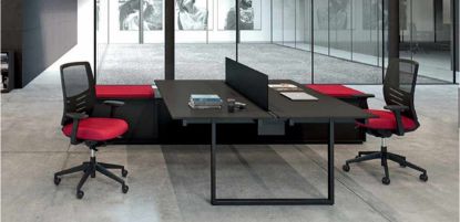 Doppia postazione ufficio Linea Be composta da due piani di lavoro da 160 x 80 cm in melaminico antiriflesso, due mobili di servizio integrati con ante scorrevoli, chiusura centralizzata e top access per il passaggio dei cavi, screen centrale in melaminico e due cuscini rivestiti in tessuto ignifugo, realizzata con pannelli FSC® e truciolare LEB riciclato.