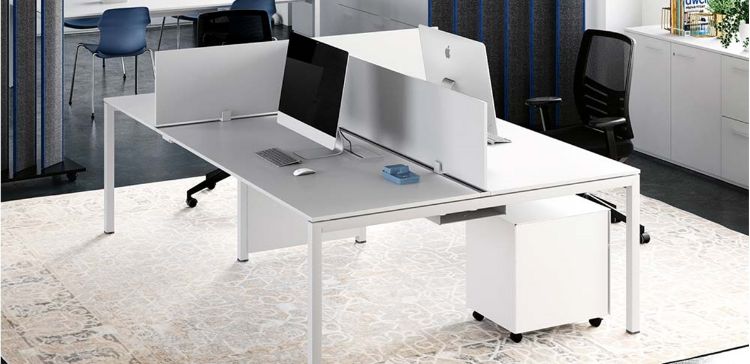 Bench operativo a tre posti composto da un bench da 120 x 165 cm e un piano scrivania perpendicolare da 80 x 165 cm, completo di top access, carter per la salita cavi, due schermi divisori e cassettiera metallica su ruote con tre cassetti, serratura e meccanismo antiribaltamento.