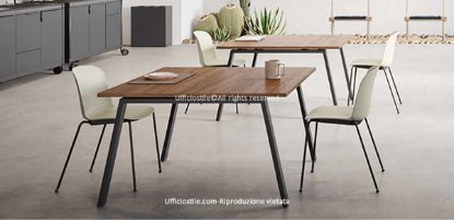 Tavolo meeting Ufficiostile® da 120 x 122,5 x 73 cm con piano rettangolare in pannelli di particelle legnose Classe E1 spessore 25 mm, rivestimento melaminico antigraffio e antiriflesso, bordi in ABS 2 mm, struttura a cavalletto inclinata in acciaio tubolare 70 x 30 mm verniciato a polveri epossidiche e travi sottopiano in acciaio 30 x 30 mm.