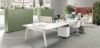 Tavolo ufficio multi postazione da 320 x 160 cm con piano in melaminico e bordi a contrasto effetto legno, cavalletto centrale in metallo con calza di copertura in tessuto grigio classe 1 facilmente removibile per elettrificazione, due screen pinnabili in materiale espanso rivestiti in tessuto e spostabili lungo il bordo della scrivania; cassettiere e lockers non sono inclusi nel prezzo.