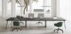 Tavolo modulare multipostazione composto da due tavoli riunione quadrati e un bench a 2 posti, con dimensioni complessive 493 x 166,5 x 75 cm, realizzato con pannelli in conglomerato ligneo spessore 25 mm rivestiti in melaminico, prodotto Made in Italy con certificazioni FSC®, GREENGUARD® e CARB Phase 2.