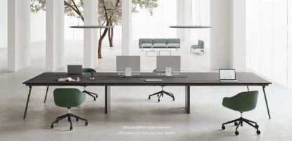Tavolo modulare multipostazione composto da due tavoli riunione quadrati e un bench a 2 posti, con dimensioni complessive 493 x 166,5 x 75 cm, realizzato con pannelli in conglomerato ligneo spessore 25 mm rivestiti in melaminico, prodotto Made in Italy con certificazioni FSC®, GREENGUARD® e CARB Phase 2.