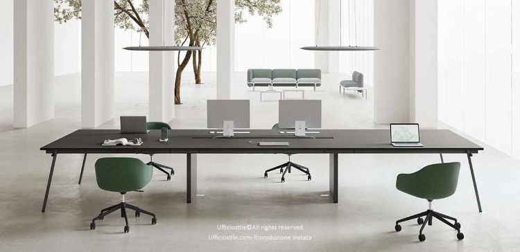 Tavolo modulare multipostazione composto da due tavoli riunione quadrati e un bench a 2 posti, con dimensioni complessive 493 x 166,5 x 75 cm, realizzato con pannelli in conglomerato ligneo spessore 25 mm rivestiti in melaminico, prodotto Made in Italy con certificazioni FSC®, GREENGUARD® e CARB Phase 2.