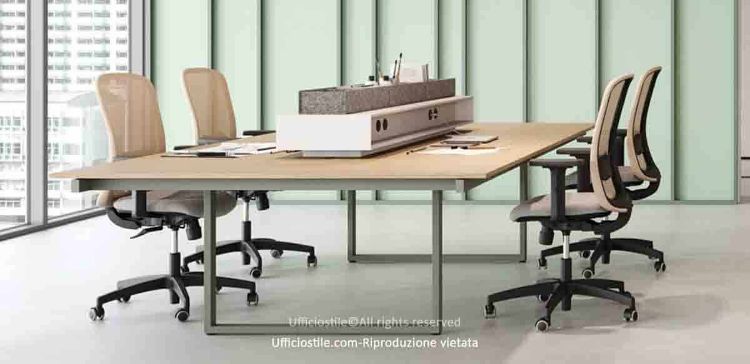 Bench operativo a quattro posti con estensioni laterali, composto da due piani centrali da 140 x 60 cm e due piani laterali da 60 x 125 cm, modulo library centrale elettrificato con due vani interni e contenitori portaoggetti in feltro integrati, struttura metallica in acciaio verniciato, piedini regolabili e dimensioni complessive 260 x 125 cm.