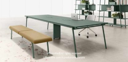 Tavolo team collaborativo rettangolare da 240 x 120 cm, completo di top access, con piano in conglomerato ligneo spessore 25 mm rivestito in melaminico disponibile nelle finiture nero, bianco, verde opaco, tortora e grafite soft touch, prodotto Made in Italy con certificazioni FSC®, GREENGUARD® e CARB Phase 2.