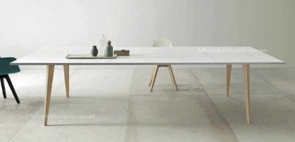 Tavolo riunioni composto da 360 x 160 cm con piano in melaminico e struttura in frassino massiccio verniciato con vernici acriliche opache, progettato per ospitare 8/10 persone, con struttura a campata unica senza sostegno centrale per un design pulito ed essenziale.