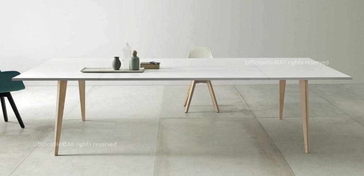 Tavolo riunioni composto da 360 x 160 cm con piano in melaminico e struttura in frassino massiccio verniciato con vernici acriliche opache, progettato per ospitare 8/10 persone, con struttura a campata unica senza sostegno centrale per un design pulito ed essenziale.