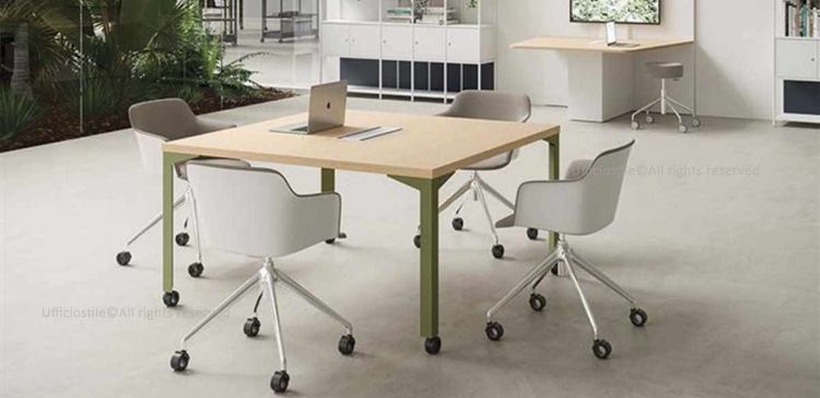 Tavolo riunioni quadrato da 140 x 140 cm con piano spessore 38 mm in conglomerato ligneo rivestito in melaminico nelle finiture noce “Maroncelli”, rovere chiaro o rovere naturale, bordi perimetrali in ABS da 2 mm, gambe in lamiera piegata disponibili in diverse finiture e ruote in nylon nero diametro 70 mm dotate di freno.
