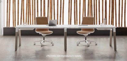 Doppia postazione operativa in linea Ufficiostile® composta da due scrivanie affiancate da 140 x 80 x 73 cm ciascuna, con piano bianco in melaminico antigraffio spessore 25 mm, pannello ecologico LEB in legno riciclato certificato FSC®, struttura metallo-legno con cavalletto inclinato in acciaio tubolare verniciato a polveri epossidiche e gambe in legno massello di faggio con piedini livellabili.
