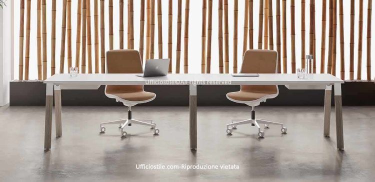 Doppia postazione operativa in linea Ufficiostile® composta da due scrivanie affiancate da 140 x 80 x 73 cm ciascuna, con piano bianco in melaminico antigraffio spessore 25 mm, pannello ecologico LEB in legno riciclato certificato FSC®, struttura metallo-legno con cavalletto inclinato in acciaio tubolare verniciato a polveri epossidiche e gambe in legno massello di faggio con piedini livellabili.