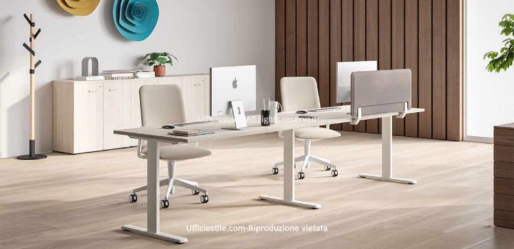 Doppia postazione operativa in linea composta da due scrivanie da 160 x 80 cm con piani spessore 25 mm, struttura metallica a T rovesciata, schermo divisorio frontale rivestito in tessuto fonoassorbente e libreria bassa da 270 x 45 x 85 cm con sei ante battenti con serratura, top di finitura, ripiani interni e pannelli certificati FSC.