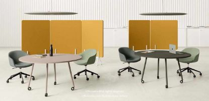 Tavolo riunioni circolare Ø 140 cm su ruote Ø 8 con freno, con quattro gambe e piano in conglomerato ligneo spessore 25 mm rivestito in melaminico, disponibile nelle finiture nero, bianco, verde opaco, tortora e grafite con superficie soft touch, prodotto Made in Italy con certificazioni FSC®, GREENGUARD® e CARB Phase 2.
