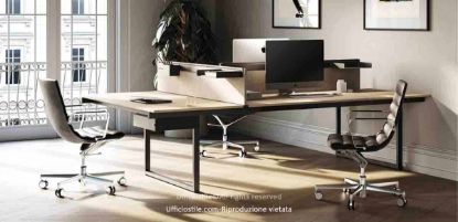 Postazione di lavoro per tre persone composta da bench operativo con due piani contrapposti da 160 x 80 cm e un piano laterale da 165 x 80 cm, due frontal panel in melaminico con barra attrezzata, vaschette porta documenti e portaoggetti, cassettino sospeso, struttura metallica in acciaio verniciato e dimensioni complessive 245 x 165 cm.