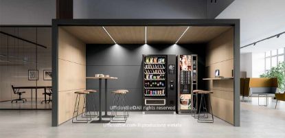 Modulo break per area ristoro aziendale con struttura modulare autoportante 4x3, lato frontale aperto, pareti cieche in melaminico effetto legno chiaro e antracite, soffitto con pannelli fonoassorbenti e illuminazione LED integrata, mensole snack laterali e spazio centrale per distributori automatici, ideale per uffici, coworking e ambienti open space.