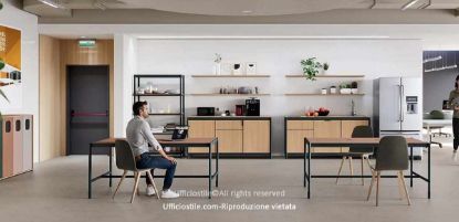 Immagine di Zona break ufficio :cucina compatta, tavoli e contenitori