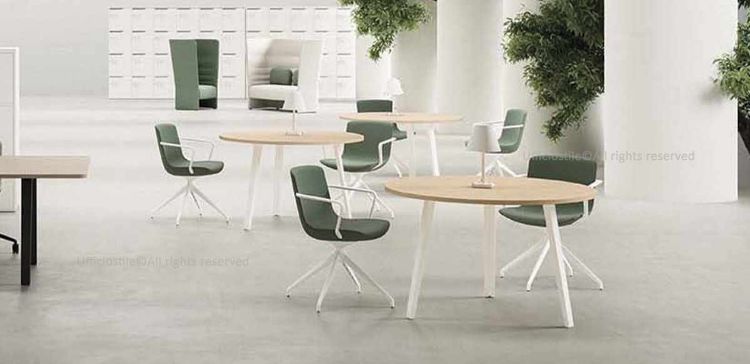 Tavolo break tondo da 120 x 120 cm con piano di lavoro in conglomerato ligneo rivestito in melaminico nelle finiture bianco, noce “Maroncelli”, rovere chiaro, grigio chiaro o terra d’ombra, ideale per aree pausa, sale break e spazi informali in ufficio.
